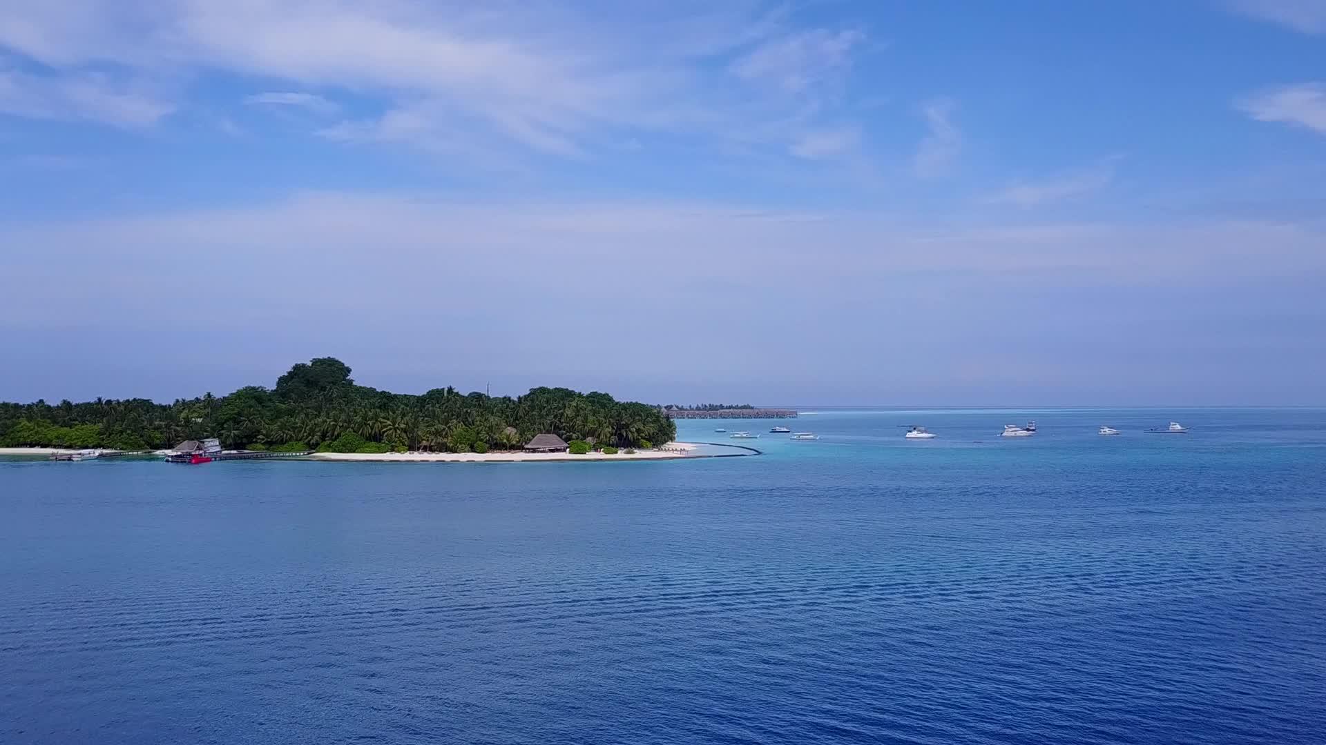 打破热带度假胜地海滩的透明水和白色沙底背景视频的预览图