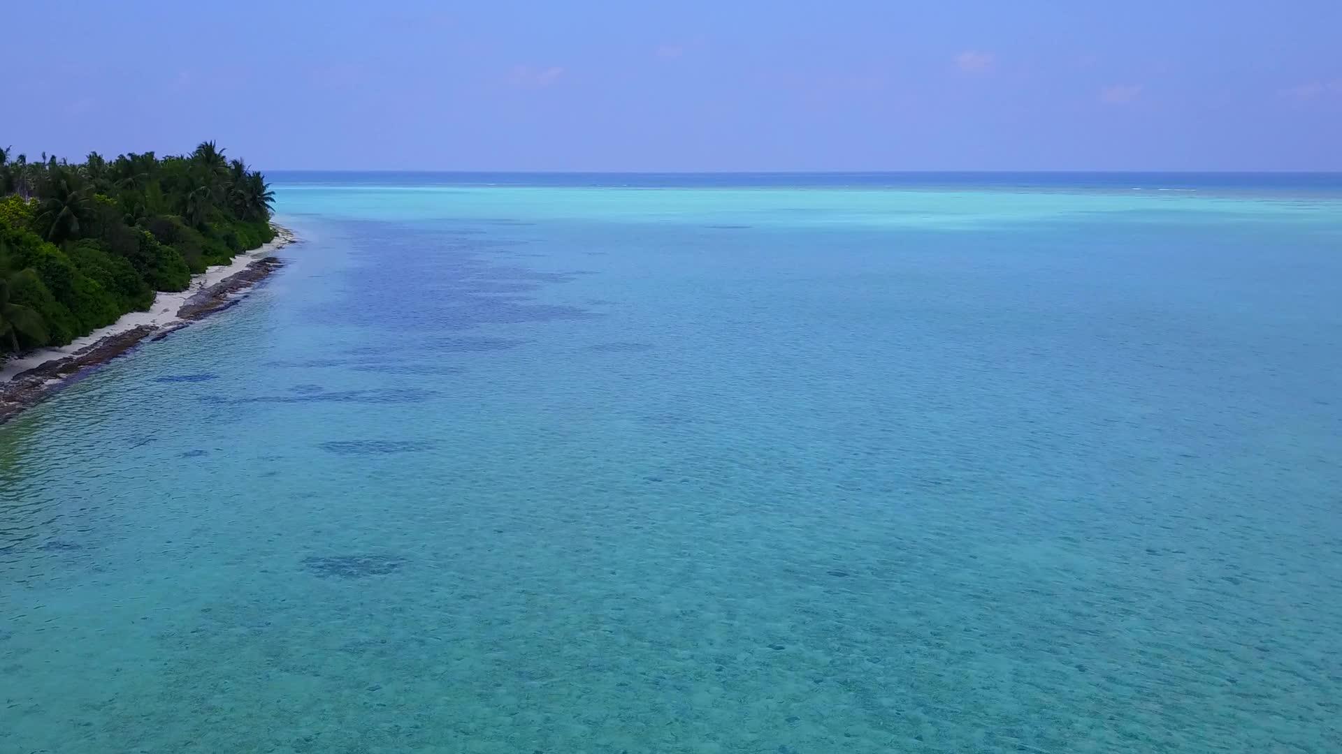 豪华海岸海滩以蓝色、绿色和白色沙滩为背景在空中无人驾驶视频的预览图