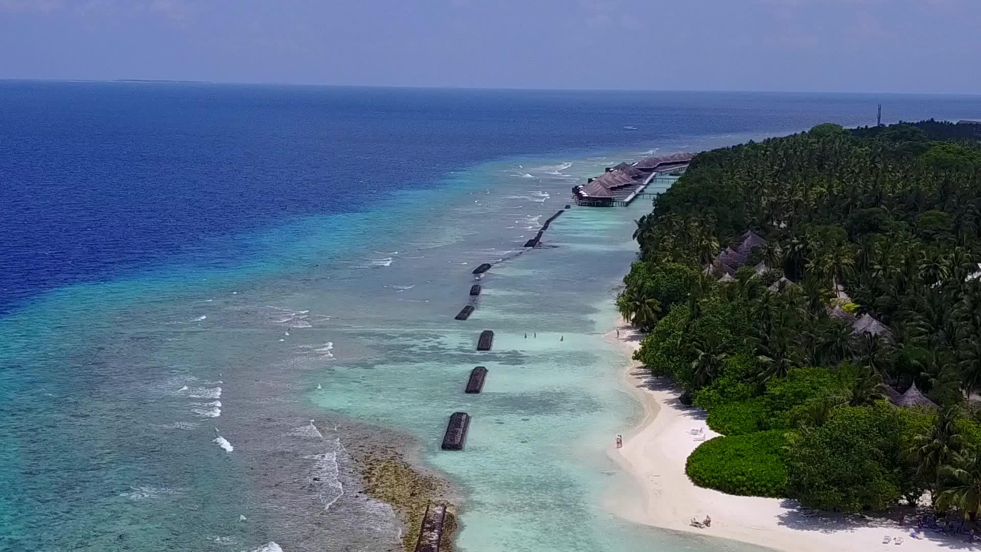 豪华海滩休息旅游以浅环礁湖和白沙为背景视频的预览图