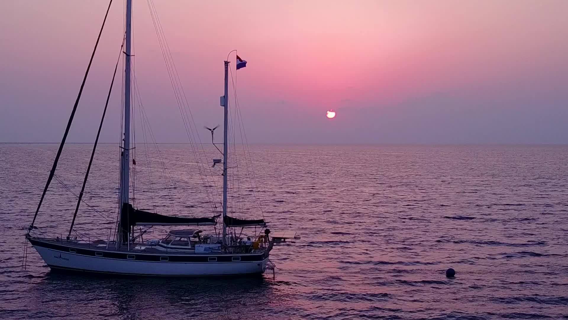 以白沙底蓝海为例放松海岸海滩旅行的空气质感视频的预览图