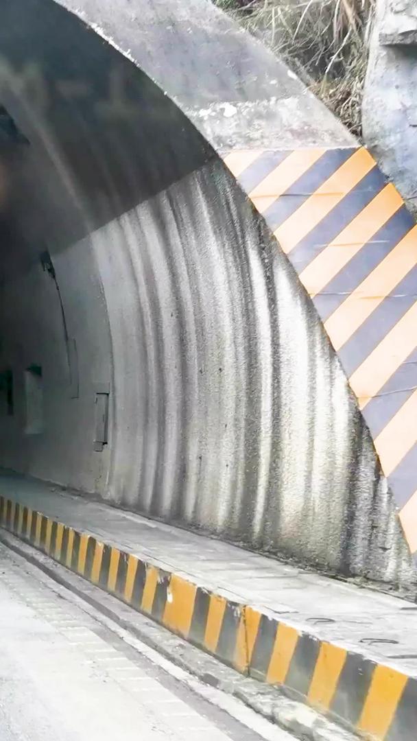 实拍第一视角穿越高速隧道视频的预览图