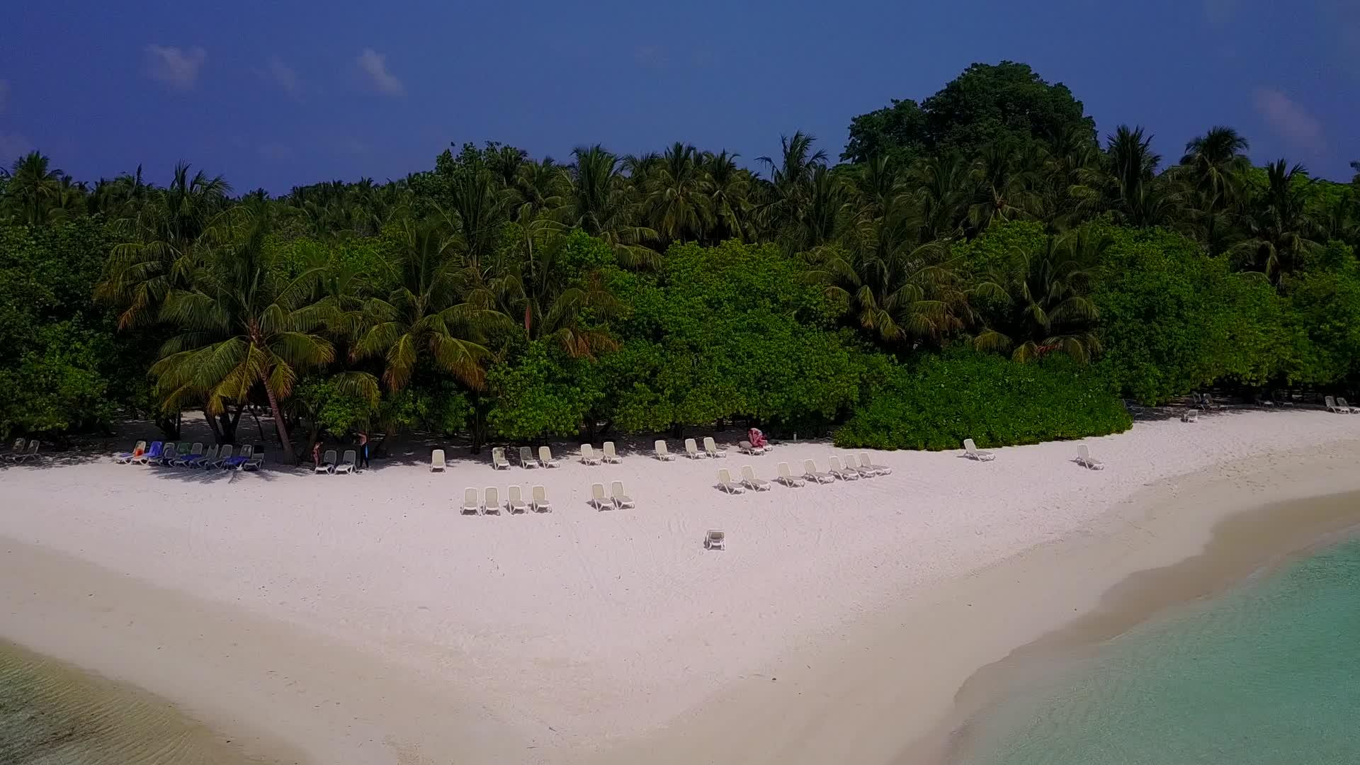以白沙背景的浅环礁湖为例其海滩平静的生活方式视频的预览图