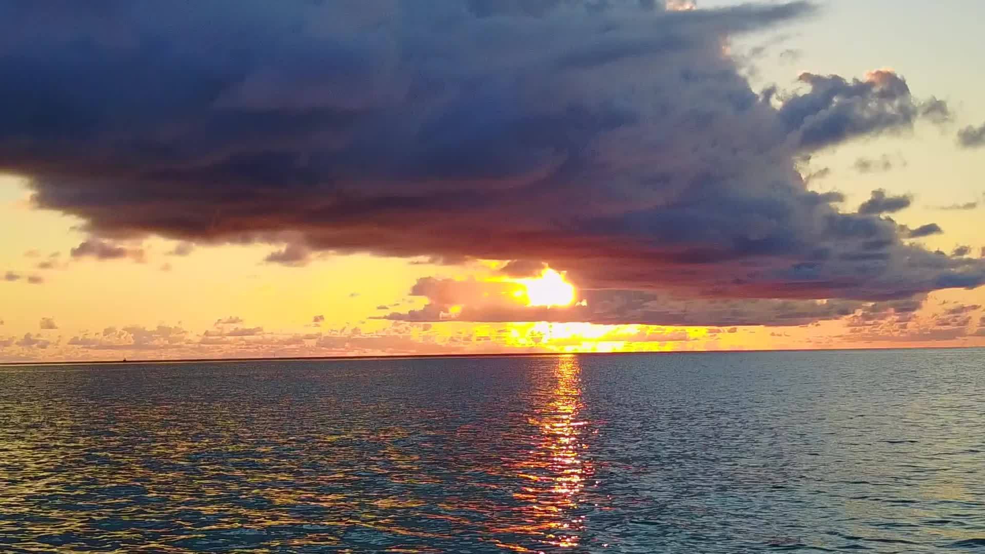 蓝绿海有干净的沙底背景视频的预览图