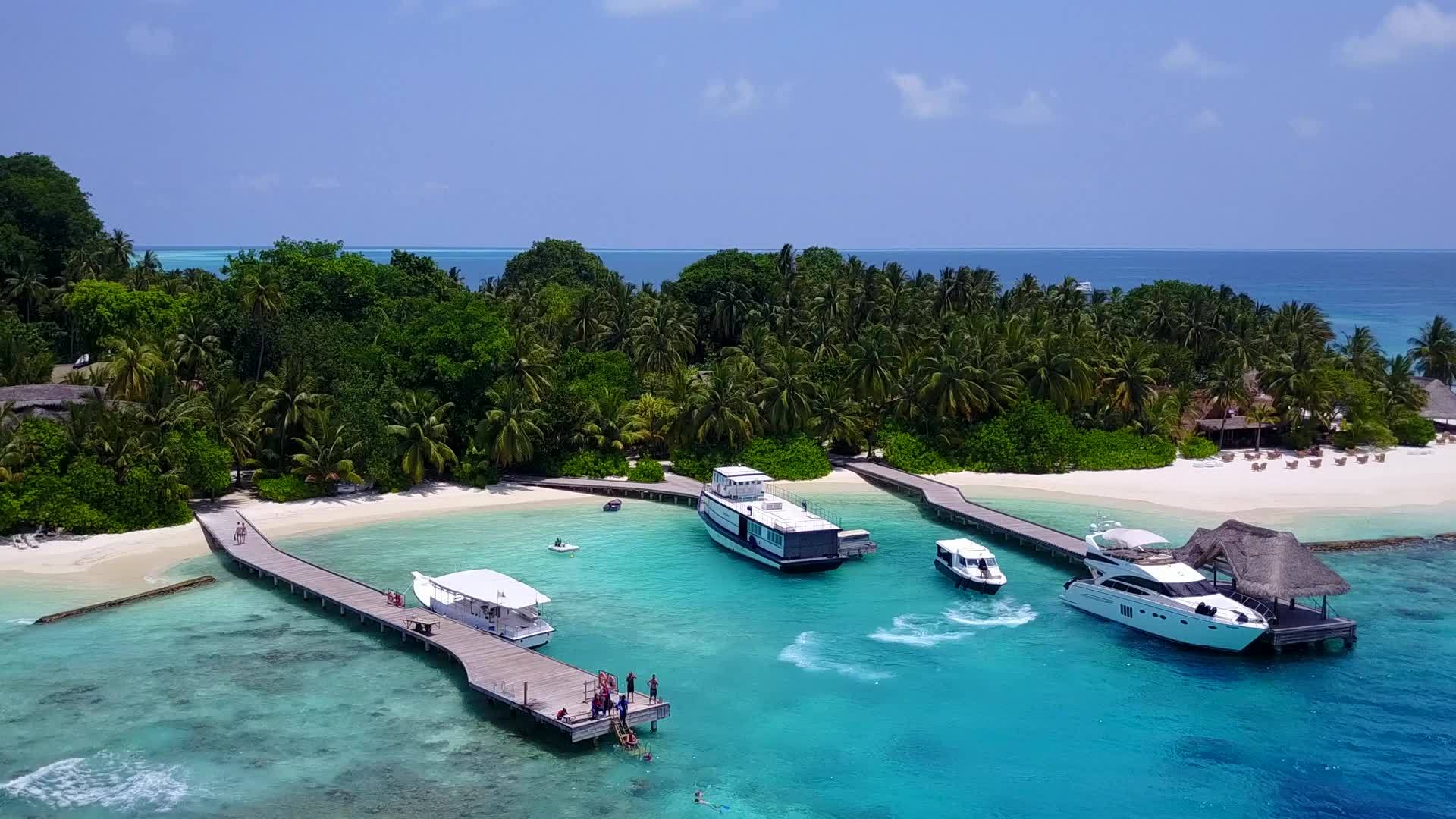 蓝绿色环礁湖和白色沙滩背景的宁静海岸线海滩之旅抽象视频的预览图