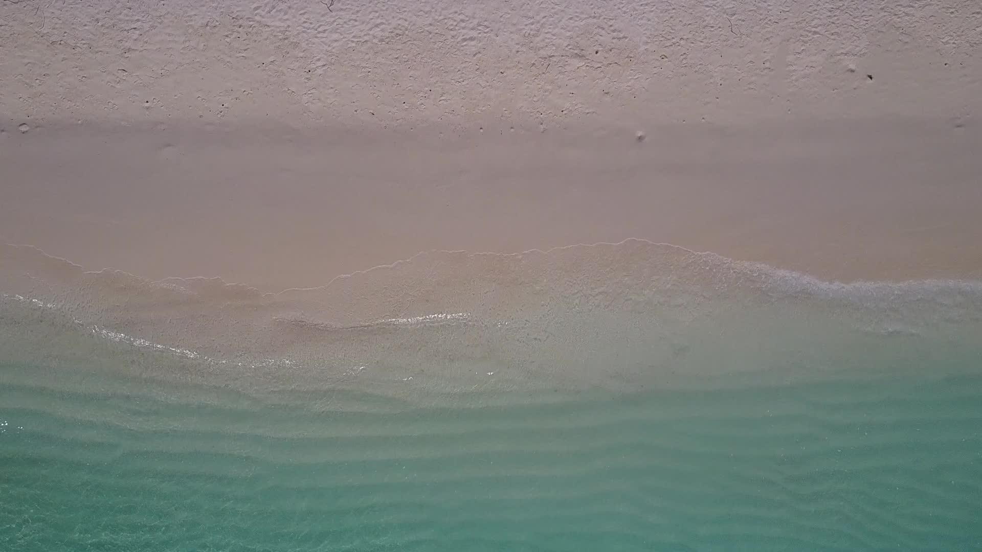 蓝色海洋和白色沙尘背景的完美旅游海滩旅游视频的预览图