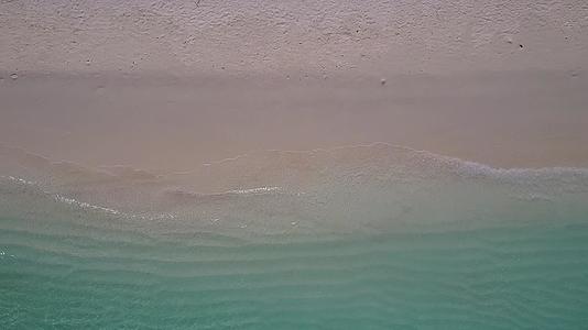 蓝色海洋和白色沙尘背景的完美旅游海滩旅游视频的预览图
