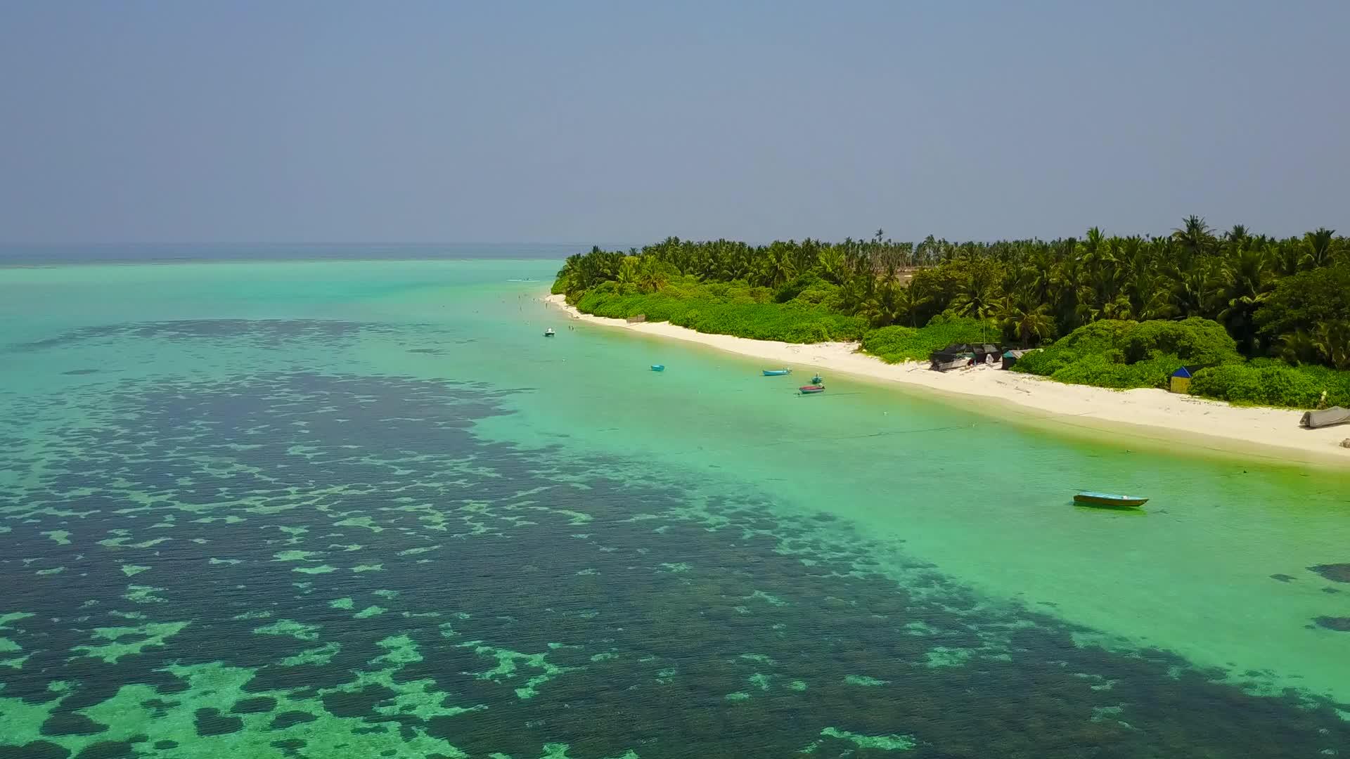 蓝海和白沙背景下的天堂海岸线海滩之旅无人机空中风景视频的预览图
