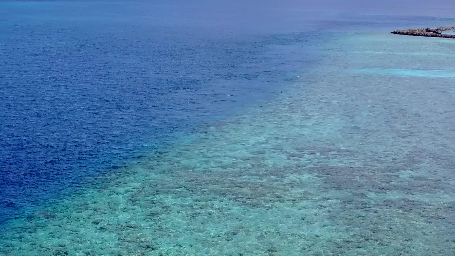 蓝水和浅沙背景的豪华海水和浅沙背景视频的预览图