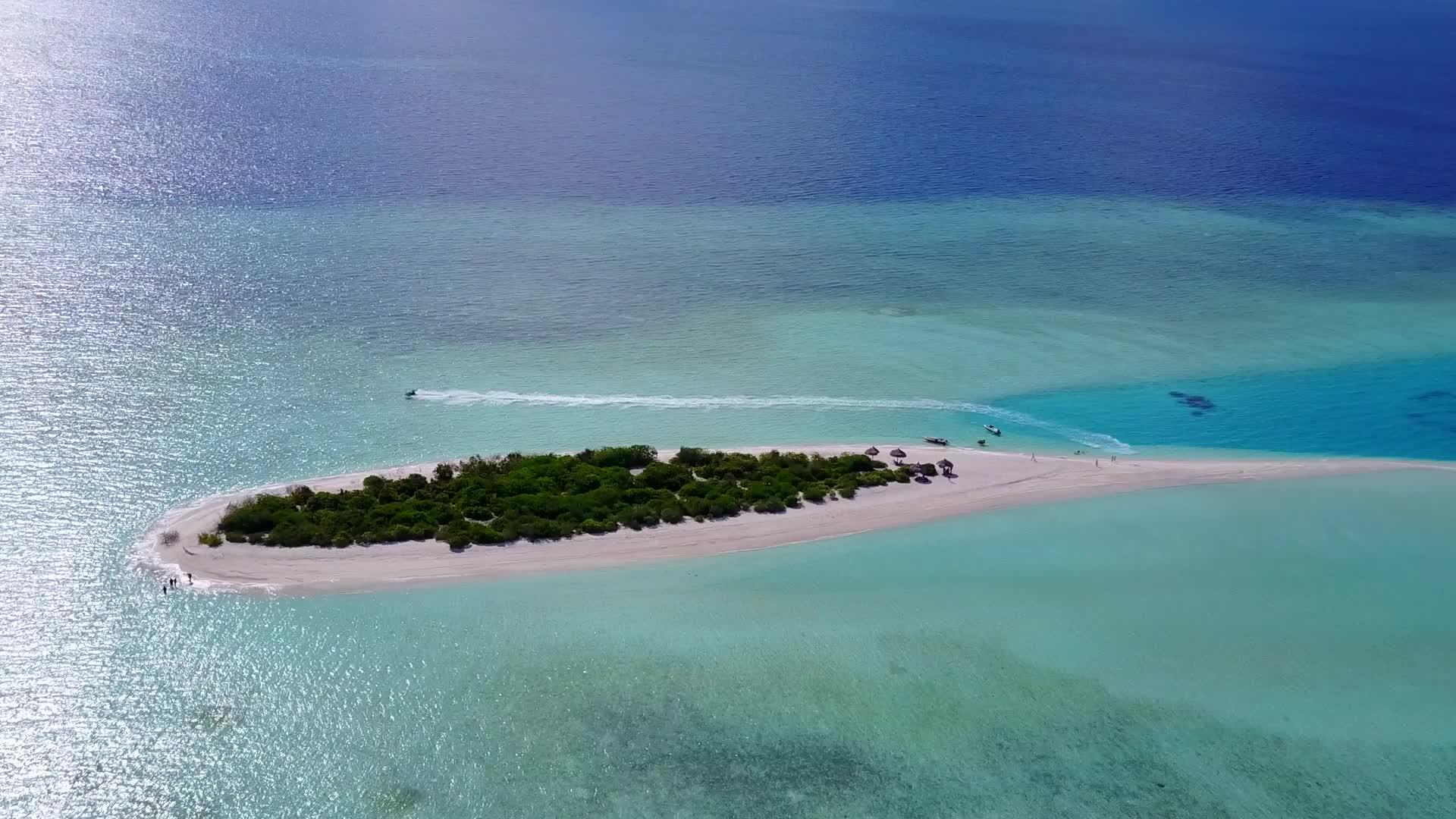 在蓝天白沙的背景下天堂海岸线海滩时空无人机风景视频的预览图