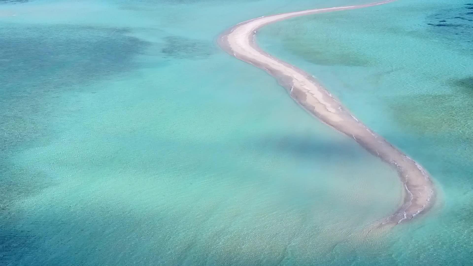 在浅水和白色海滩为背景的天堂岛海滩海滩空中无人驾驶飞机视频的预览图