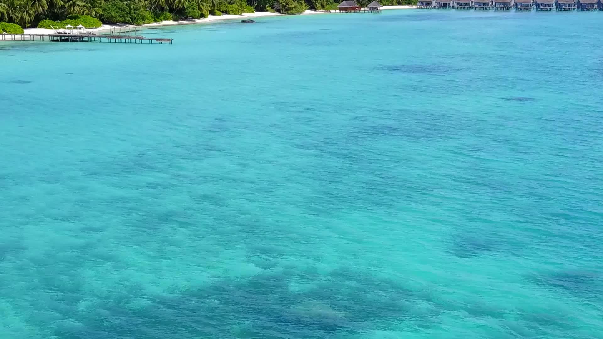 在绿松石海洋和白色海滩的背景下完美的无人机在海岸海滩度假视频的预览图