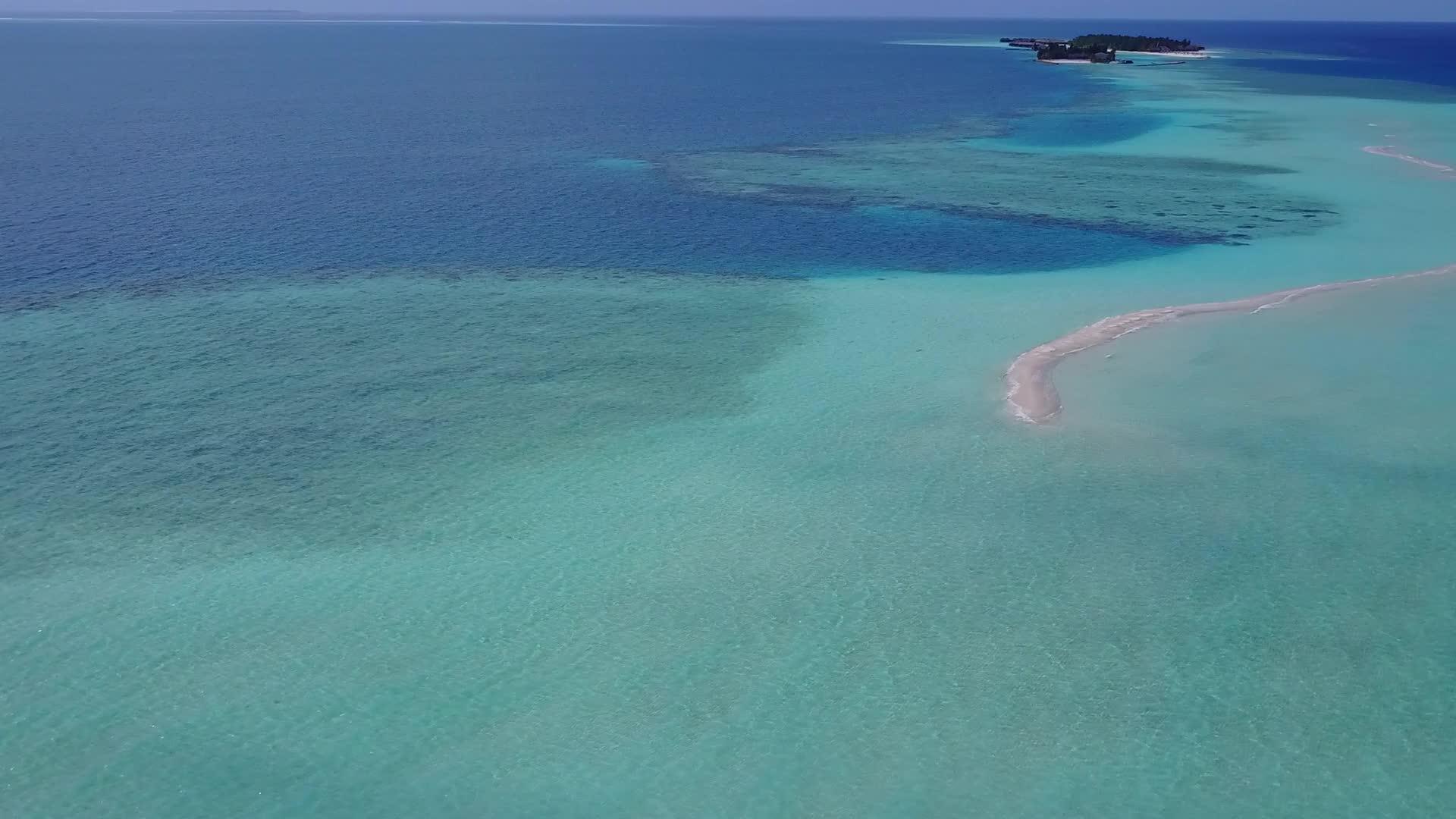 以白色沙滩为背景的蓝海探索海滩之旅BlueSeax视频的预览图