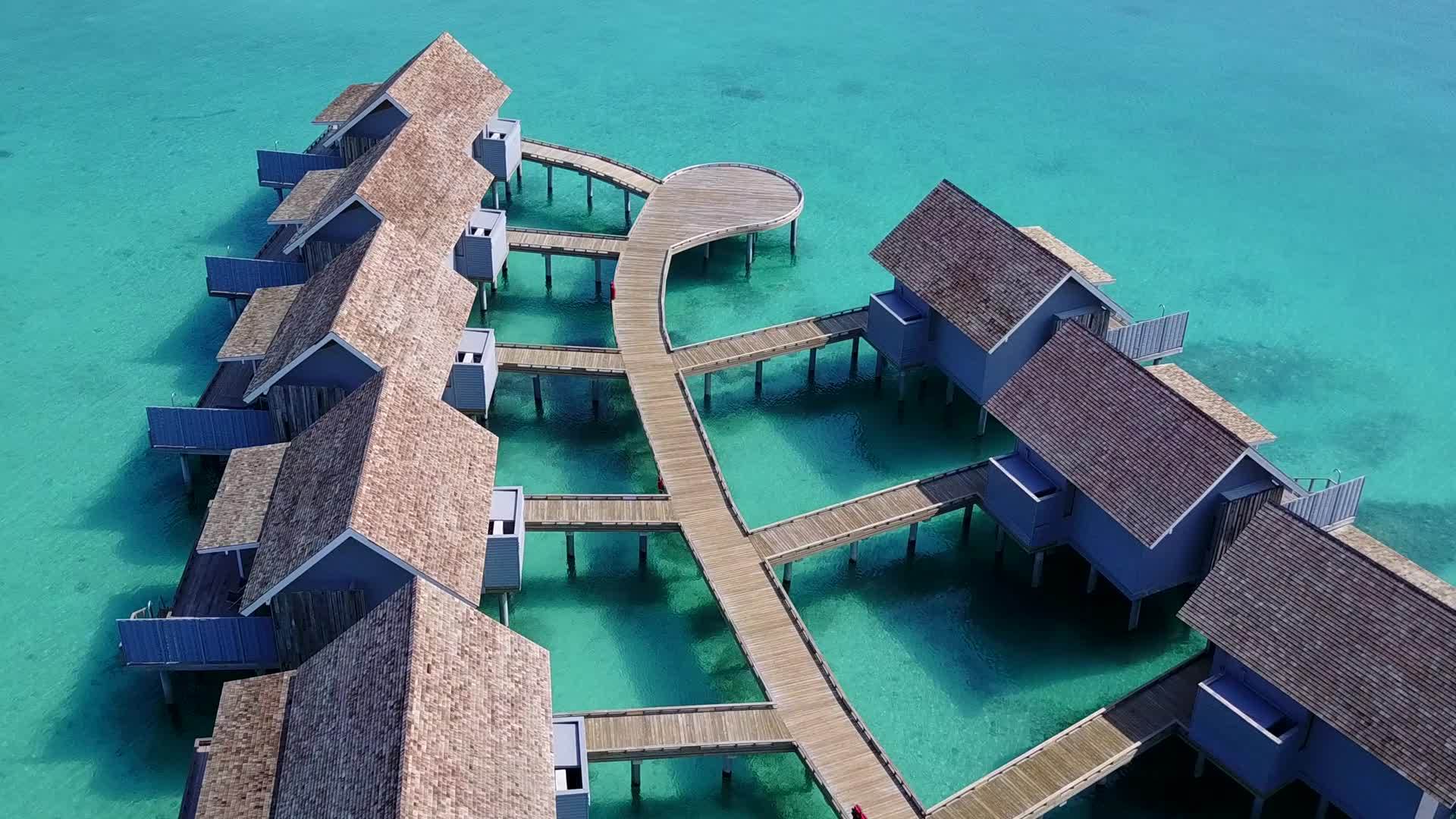 宁静的岛屿海滩旅以蓝色的海洋和白色的沙滩和白色的沙滩为背景视频的预览图