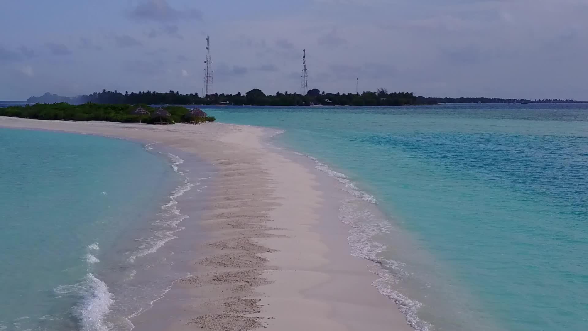 在蓝海和白色海滩的背景下打破了美丽的旅游海滩视频的预览图