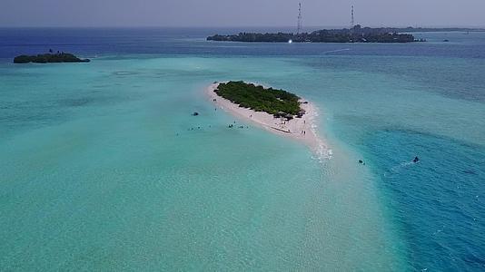 在蓝绿色的大海和白沙的背景下航行在平坦的海滩上有一个安静的环礁湖视频的预览图