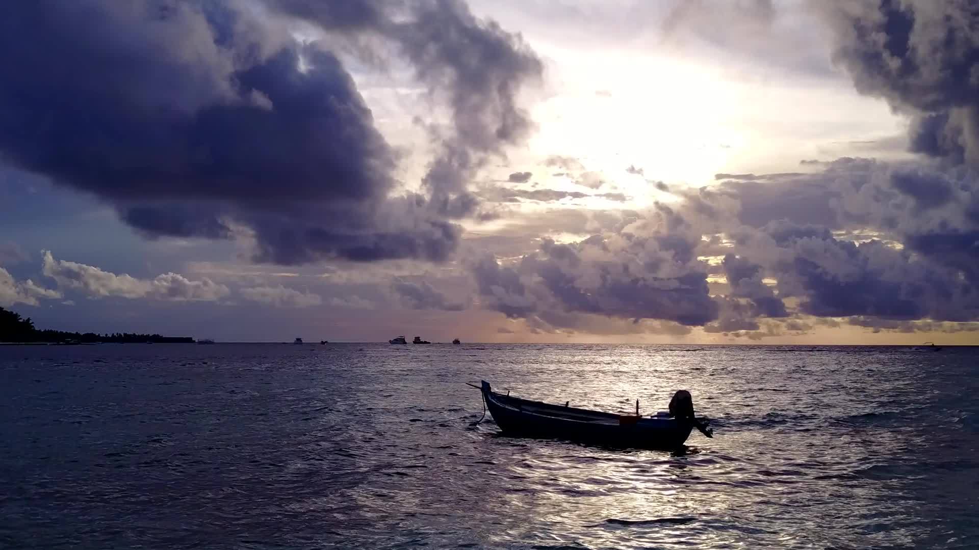 完美的岛屿海滩生活方式以蓝海和白沙为背景视频的预览图
