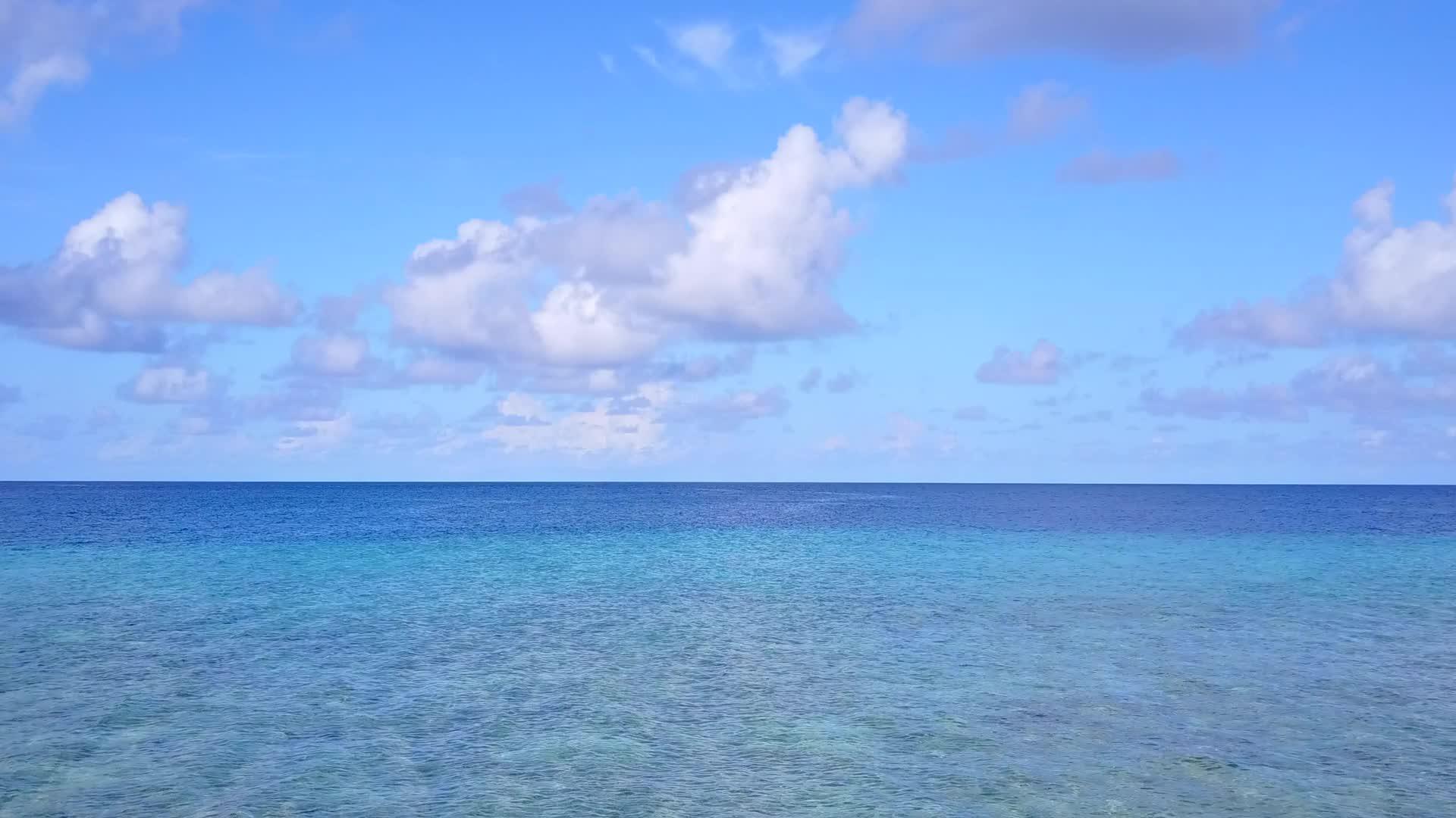豪华旅游海滩野生海滩背景清晰环礁湖和白色沙尘视频的预览图