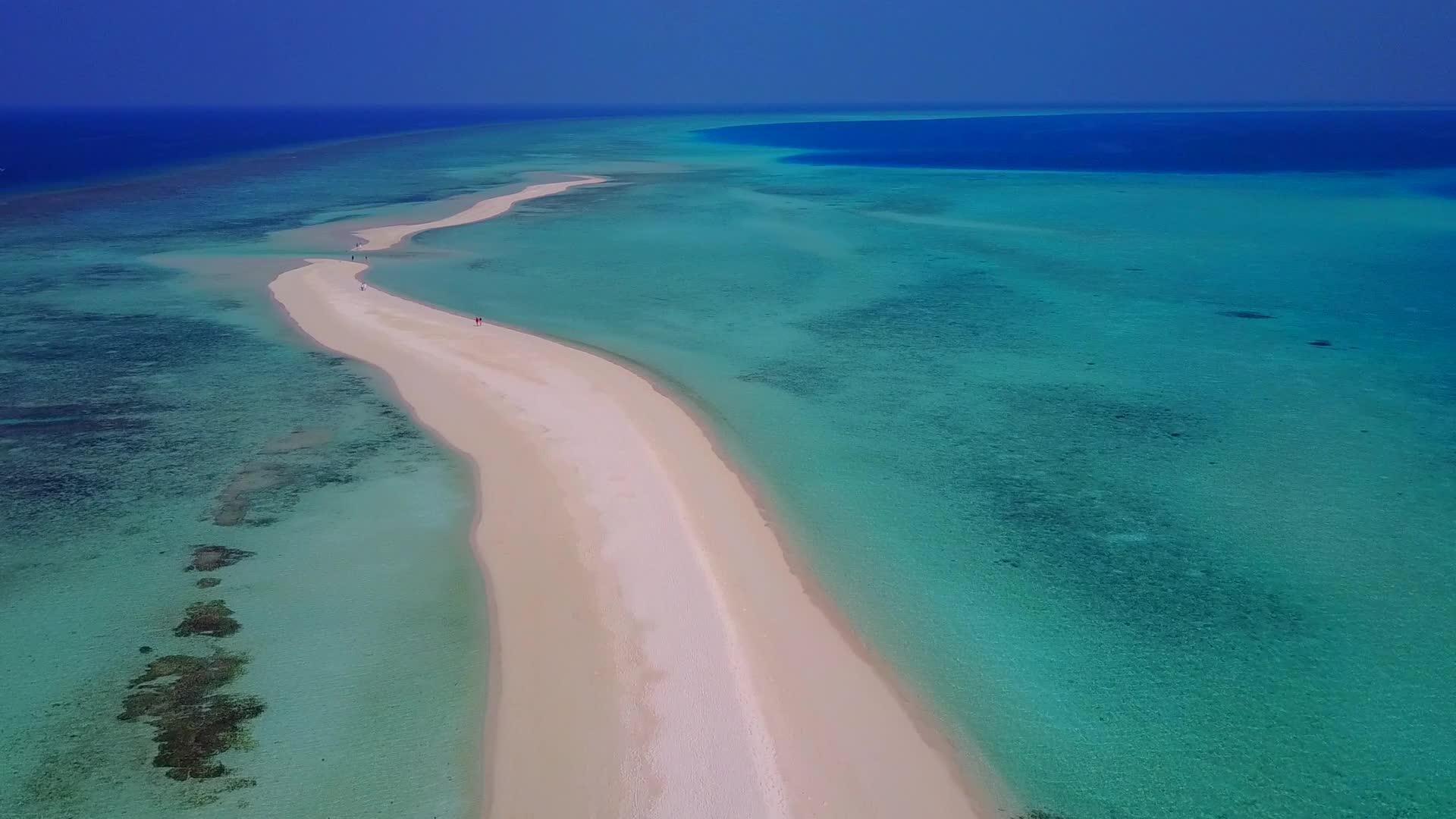 蓝色环礁湖和白色沙底背景放松旅游海滩假日无人驾驶视频的预览图