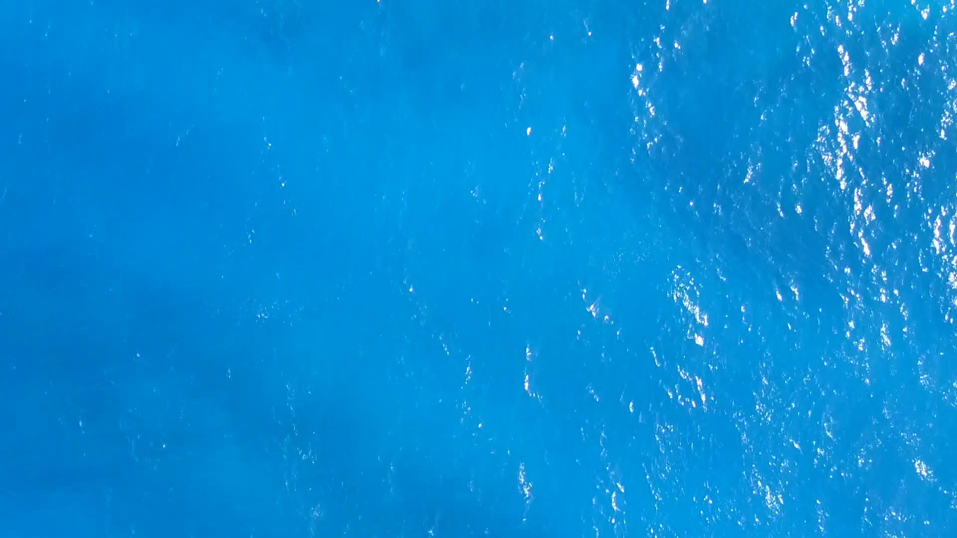 蓝色的海洋白色的沙底蓝色的海洋奇怪的风天空海野生生物视频的预览图