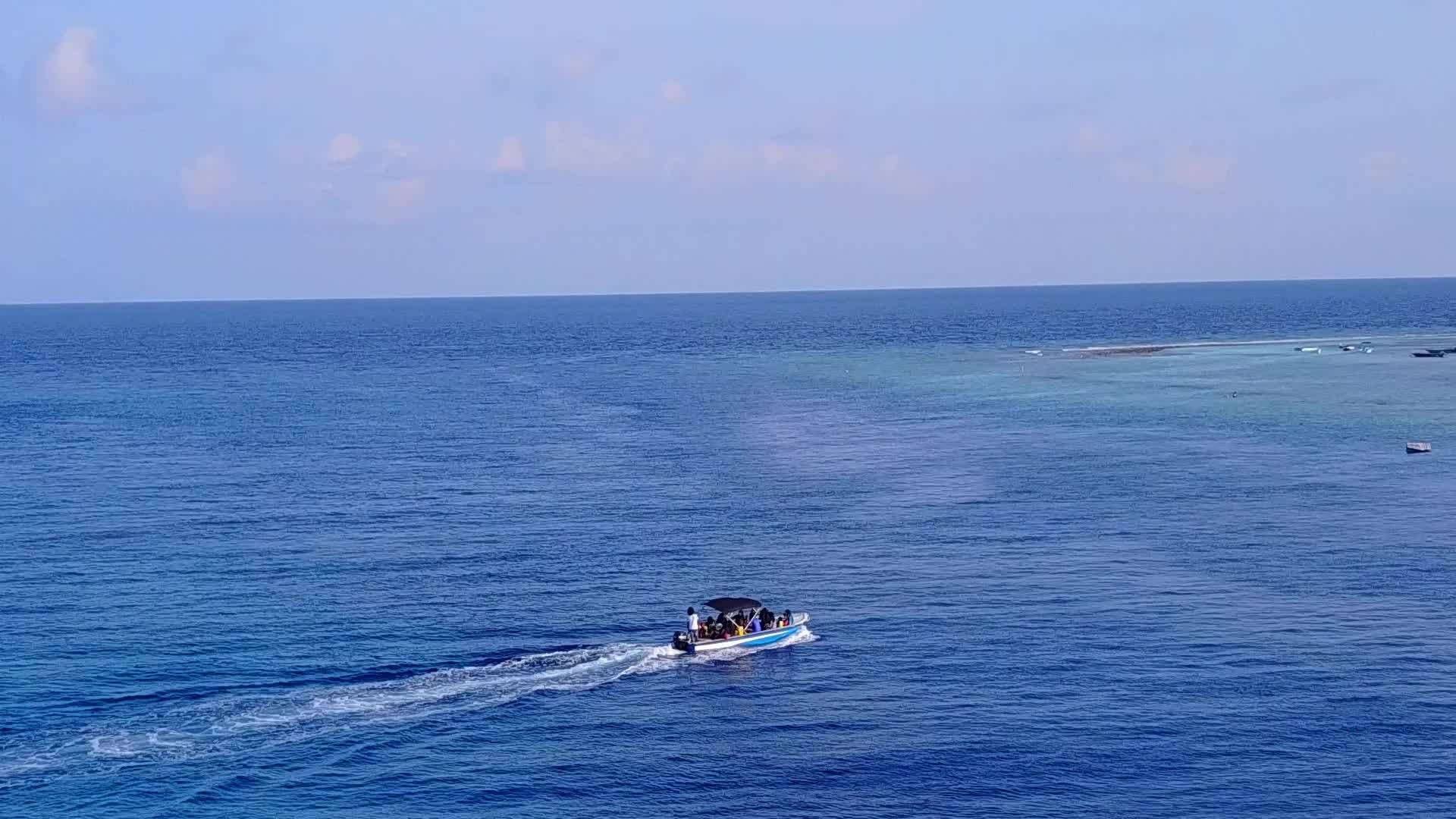 无人驾驶生活方式的蓝色海洋和白色海滩背景的岛屿边缘海滩视频的预览图