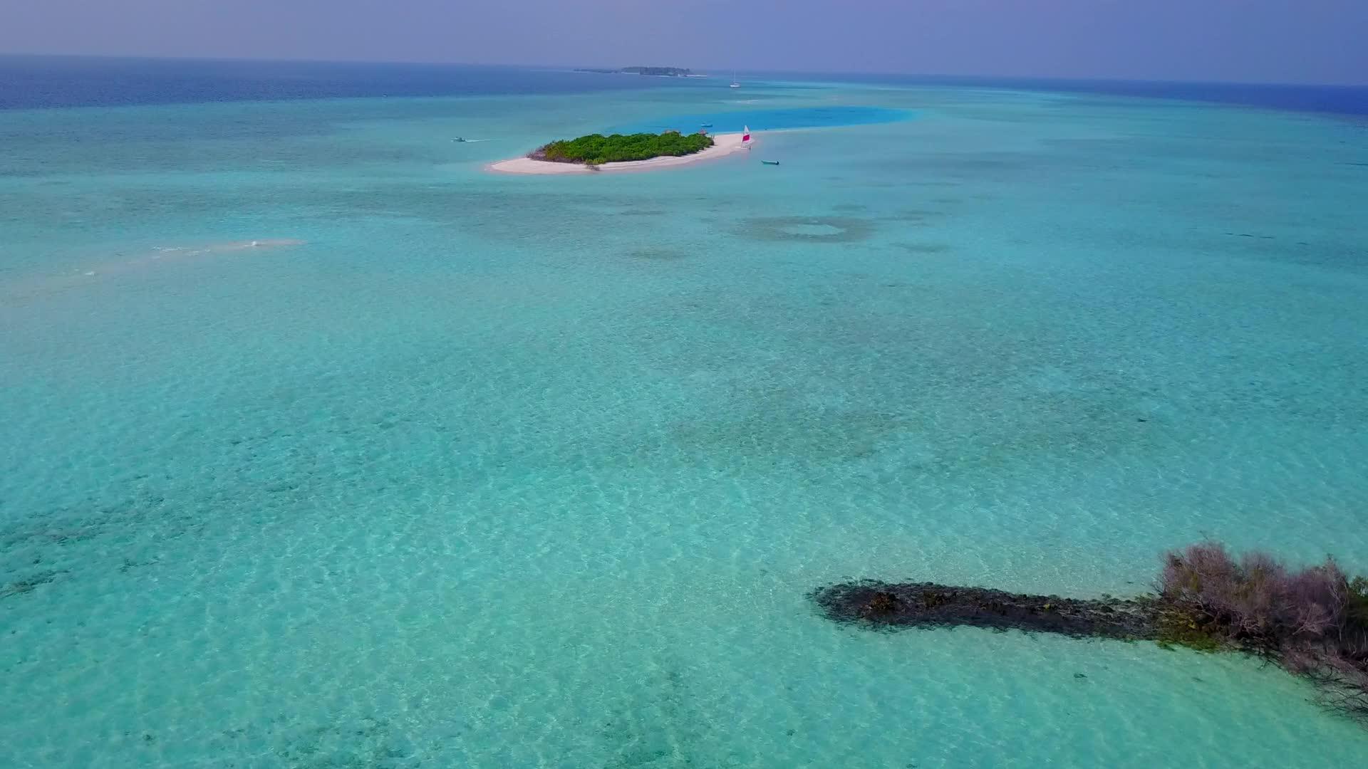 热带旅游海滩生活方式以蓝水和白色沙滩为背景视频的预览图