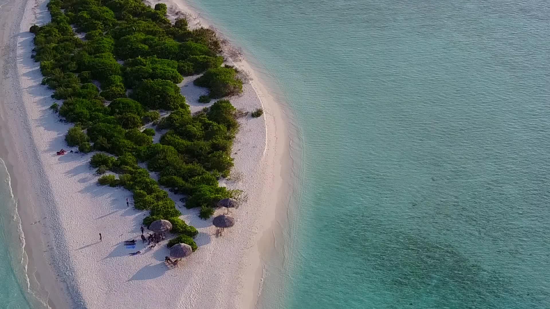 白沙背景浅海安静海滩冒险无人机空中纹理视频的预览图