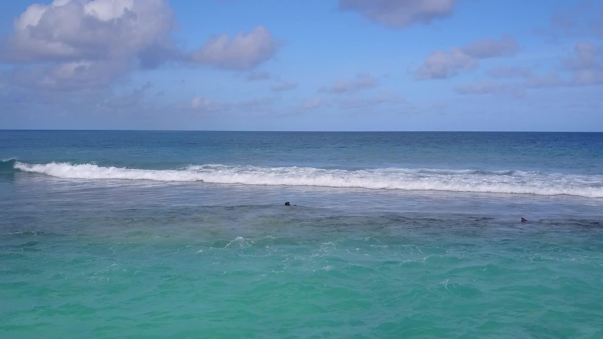热带环礁湖海滩的生活方式以蓝海和白色沙底蓝海为背景视频的预览图