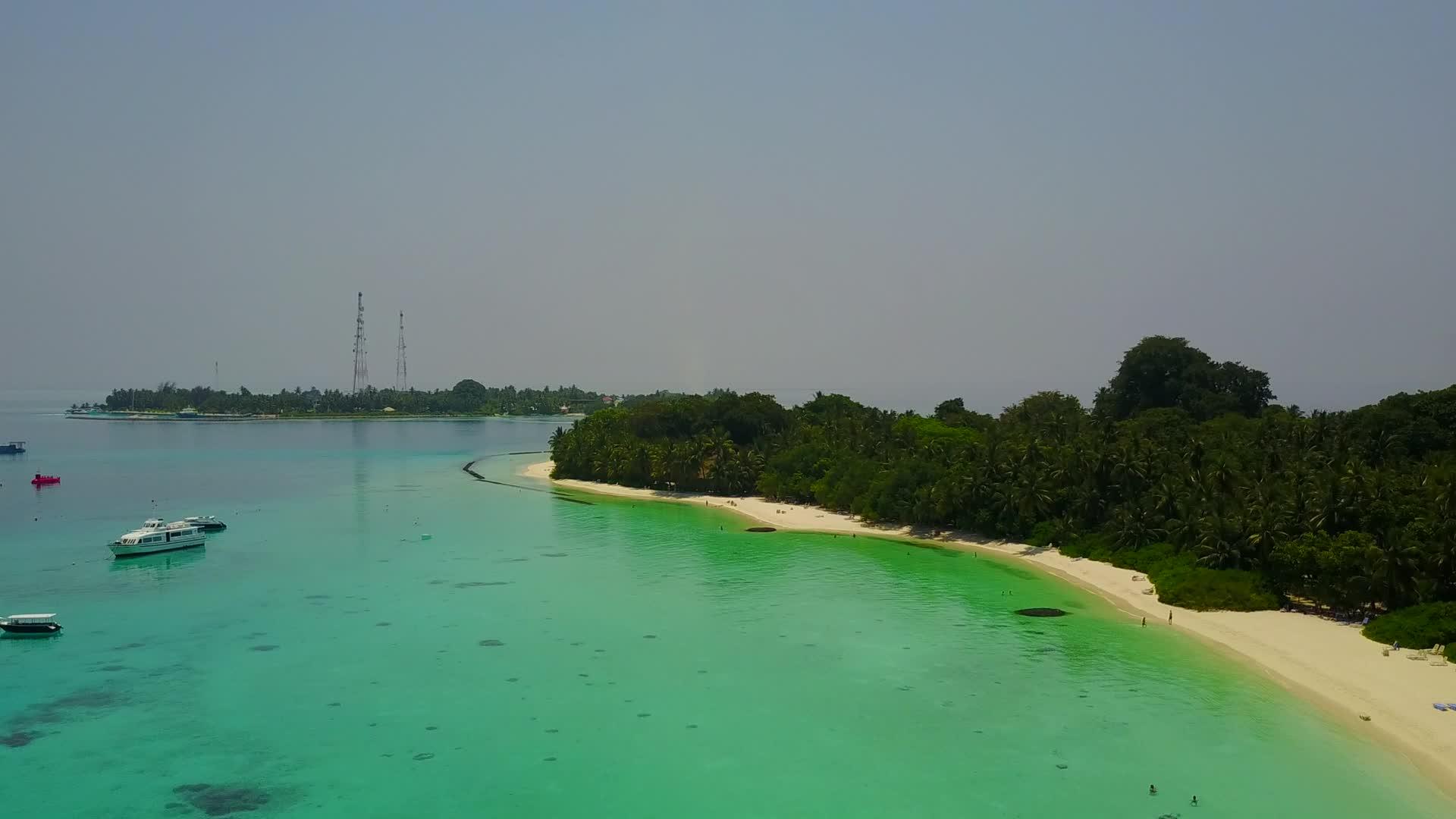 热带度假胜地海滩以蓝海和白色海滩为背景视频的预览图