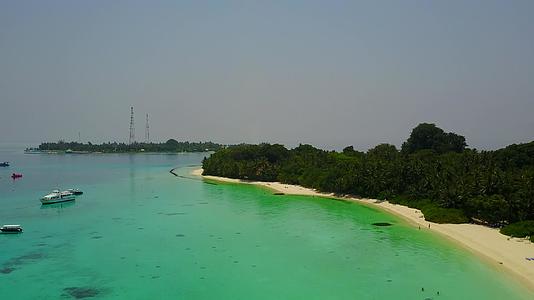 热带度假胜地海滩以蓝海和白色海滩为背景视频的预览图