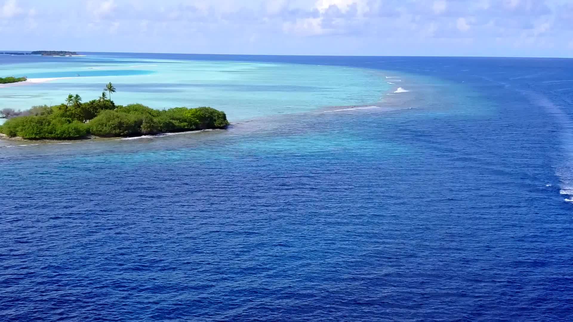蓝色的水以蓝色的水和白色的沙子为背景是豪华的海岸线海滩生活方式视频的预览图