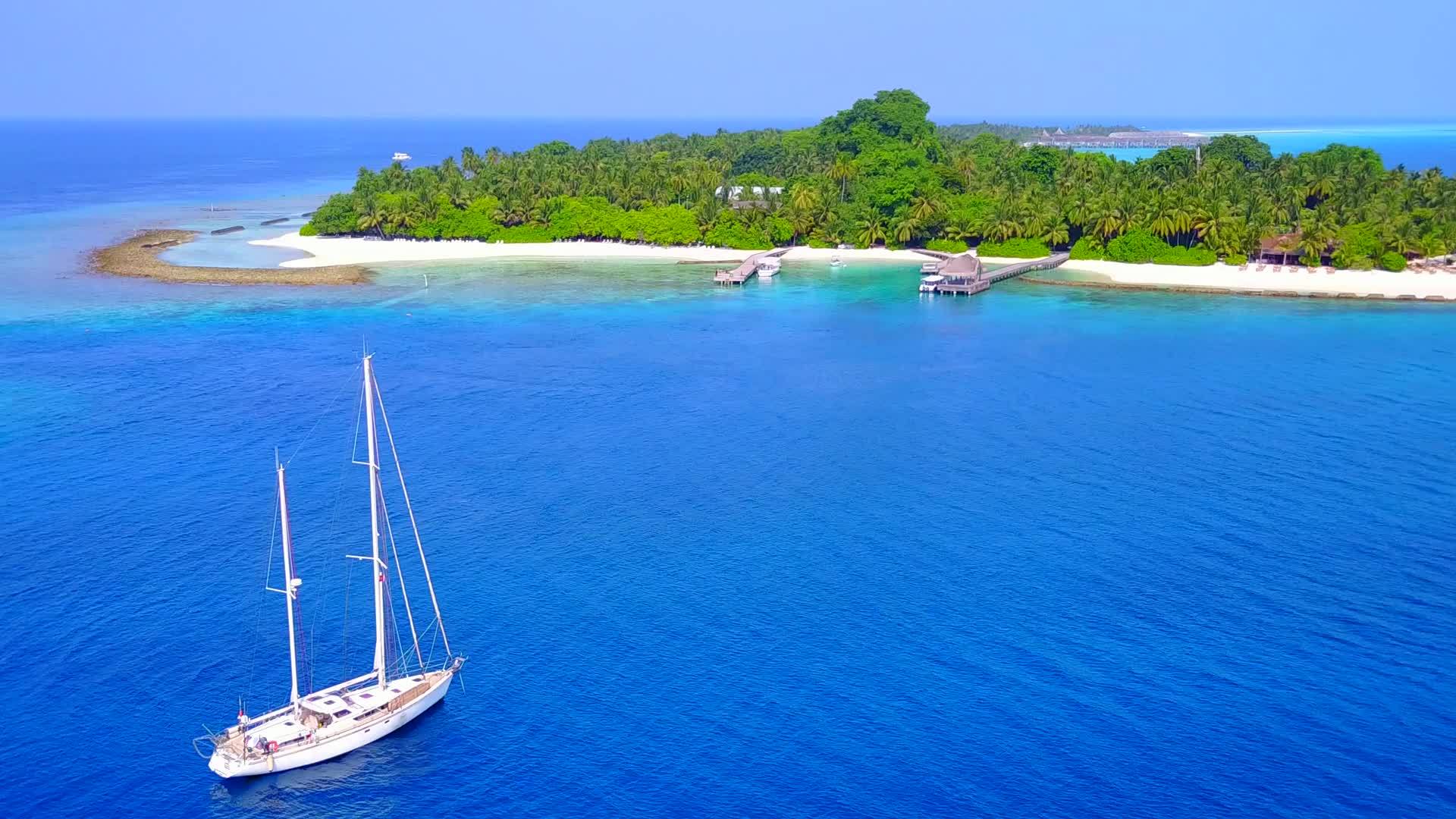热带环礁湖海滩旅游以白色沙滩为背景蓝绿海视频的预览图