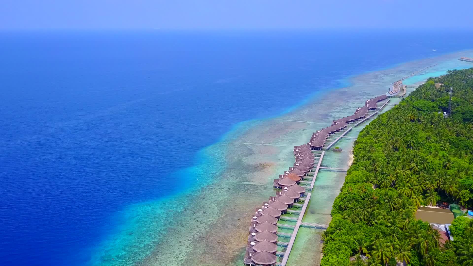 通过蓝色环礁和白色景的蓝色环礁观察野生岛屿海滩视频的预览图