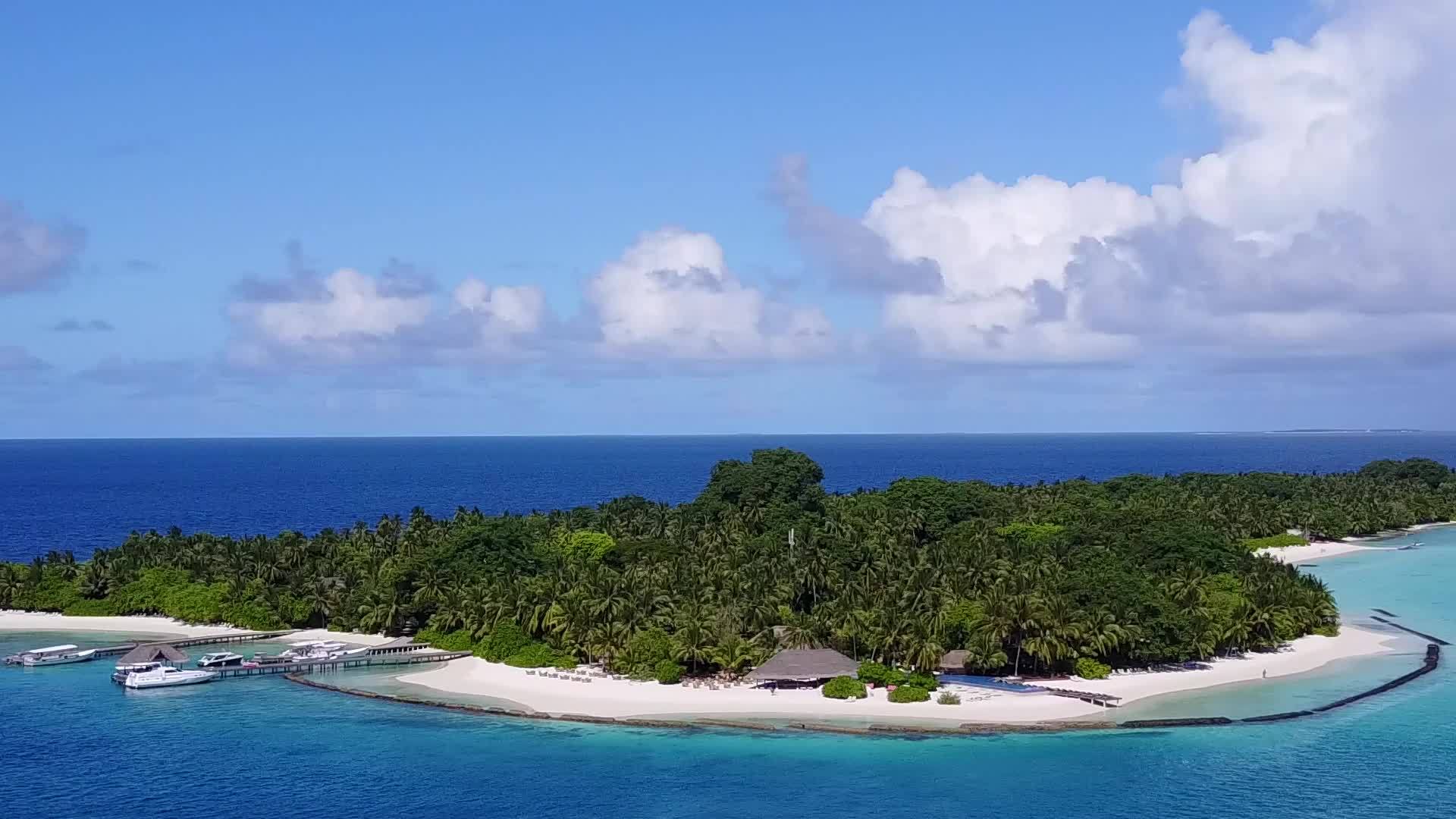 环礁湖海滩生活方式的空中无人驾驶飞机天空是蓝绿色的视频的预览图