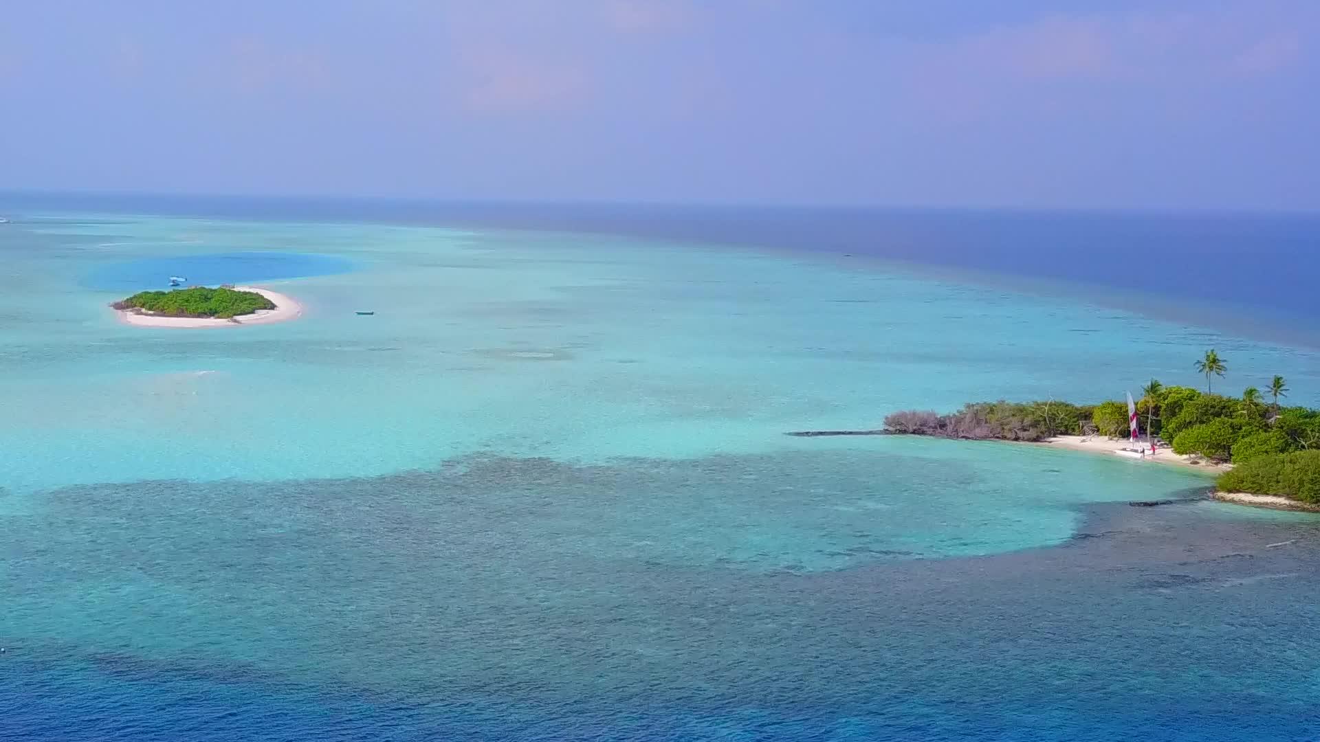 在豪华岛屿海滩旅行的空中无人驾驶飞机视频的预览图