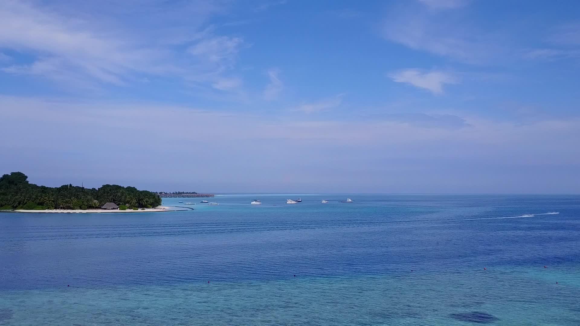 蓝色环礁湖和白沙背景海景视频的预览图