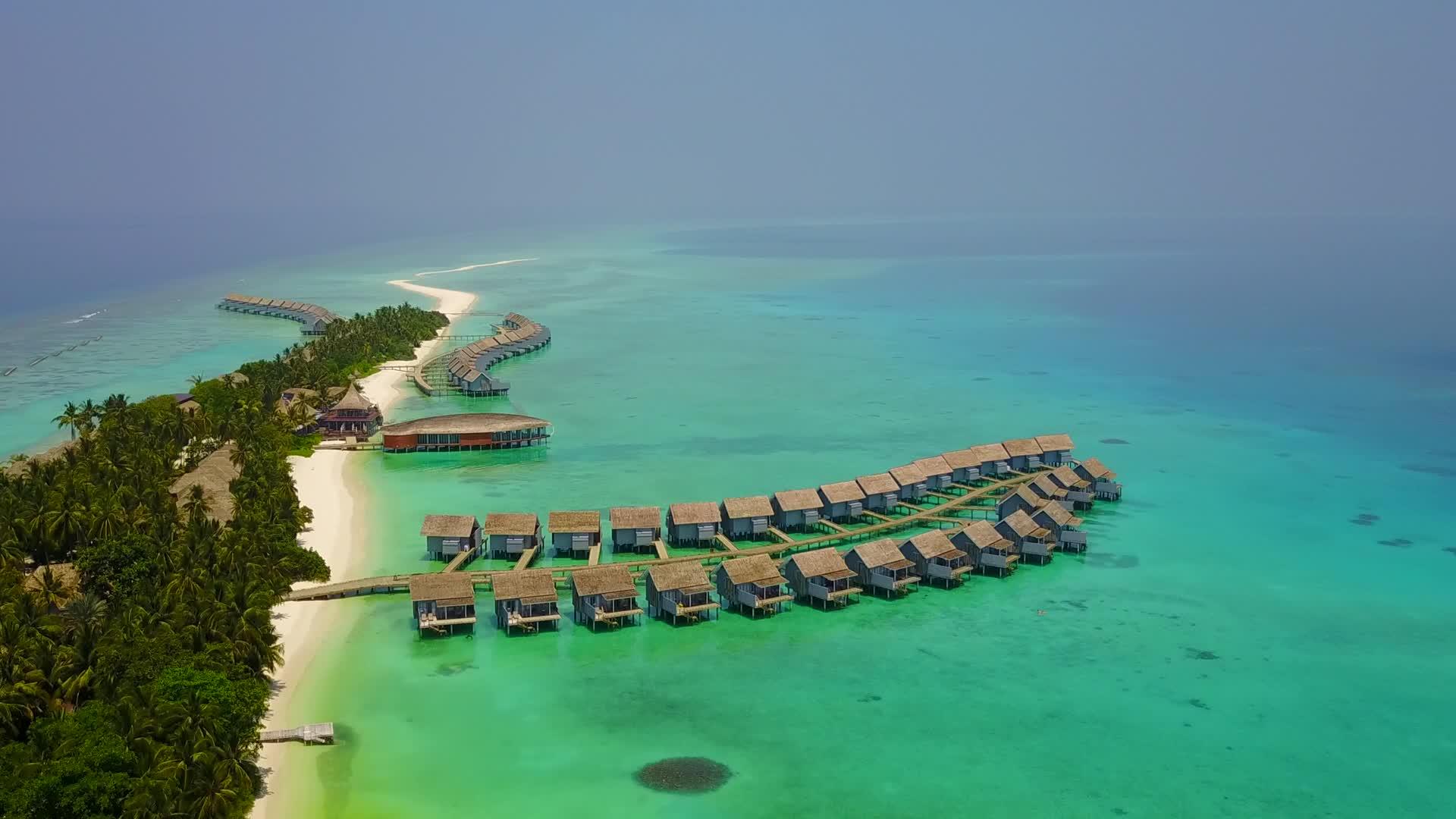 蓝色水和白色沙滩背景的热带海滩之旅视频的预览图