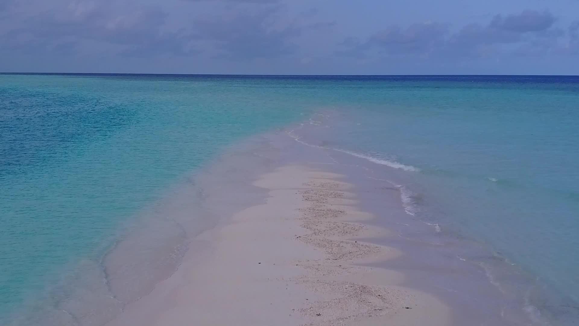 以浅沙为背景的绿色绿色海洋完美旅游海滩冒险空中无人驾驶视频的预览图