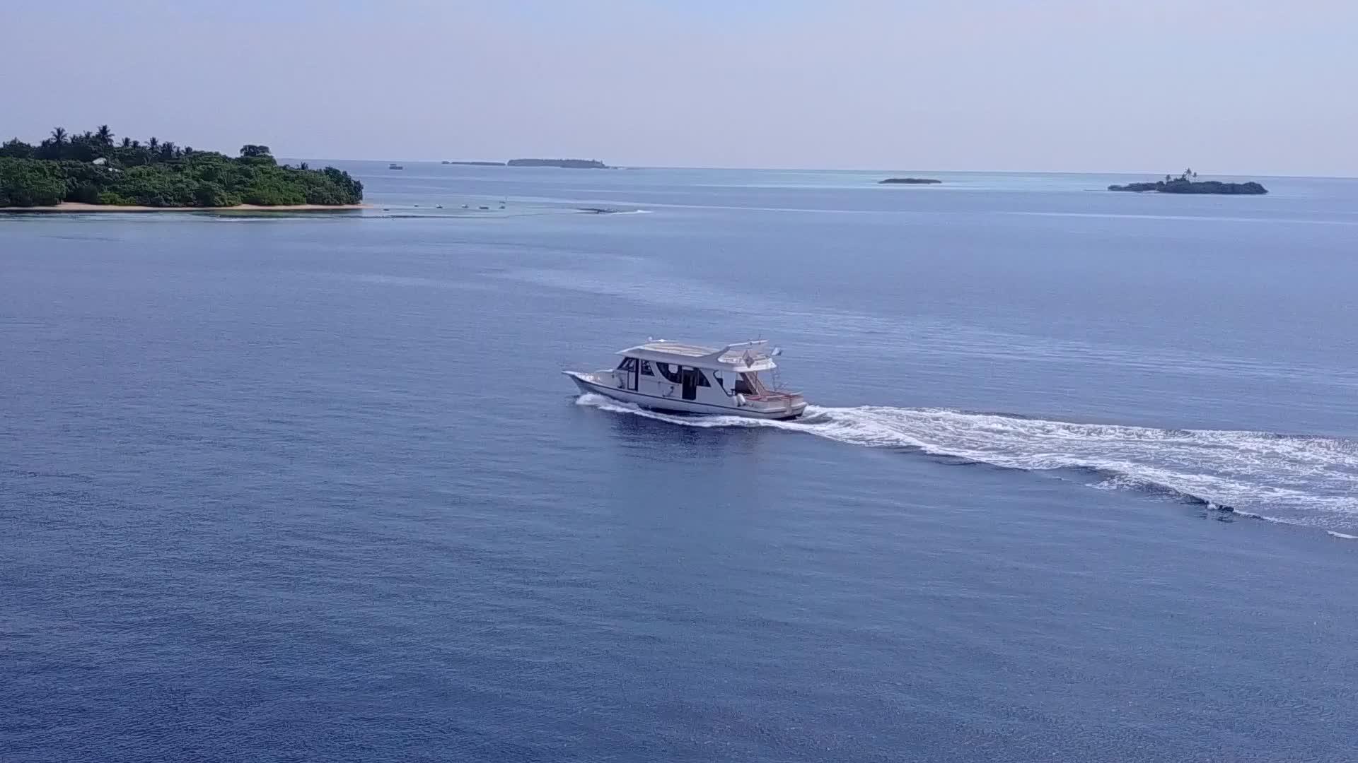 白沙背景透明泻湖豪华旅游海滩无人机旅游视频的预览图