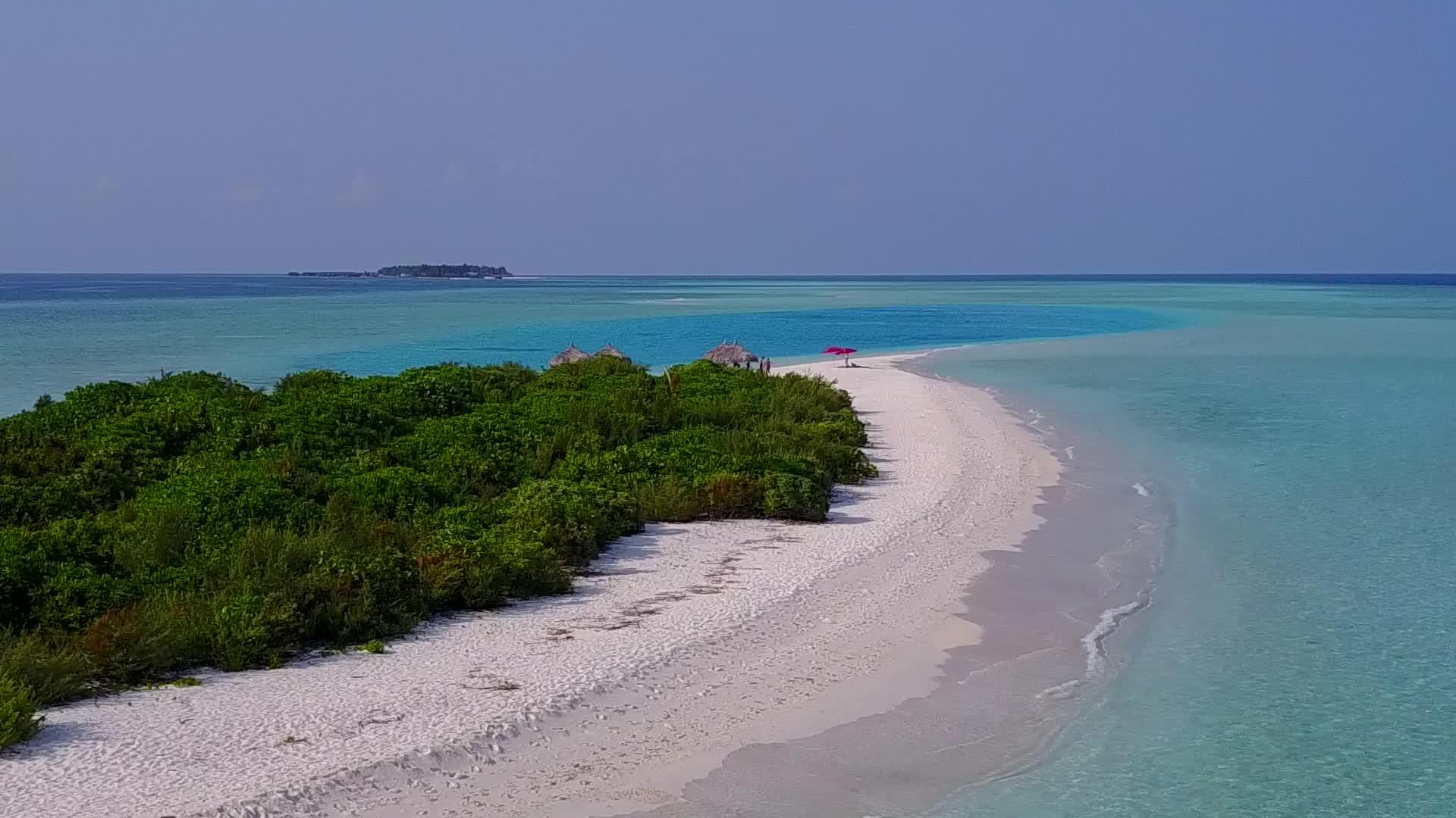 热带旅游海滩探险活动以蓝水和白色沙滩为背景视频的预览图