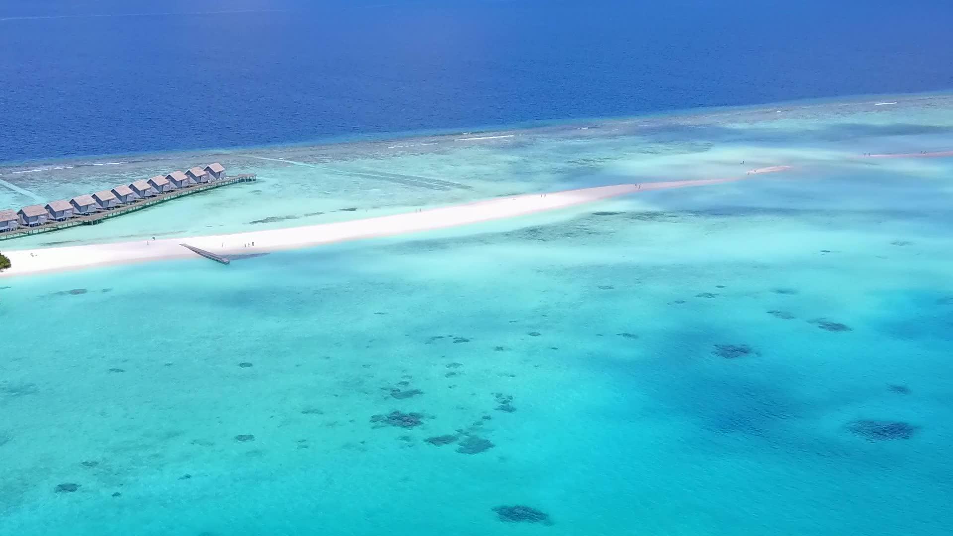 空中无人飞机以绿色海洋和白色海滩的背景打破了豪华海滩视频的预览图