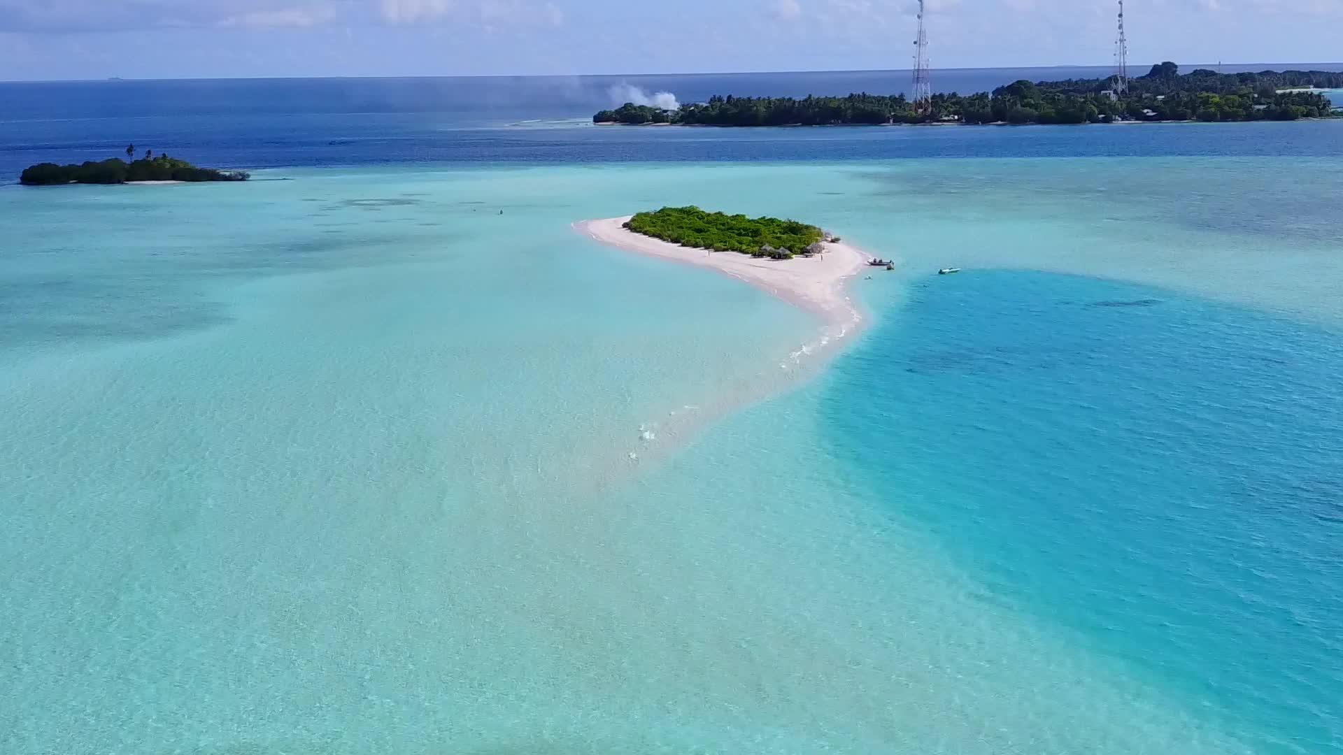 以蓝海和白沙为背景的蓝海是一个安静的岛屿空中视频的预览图