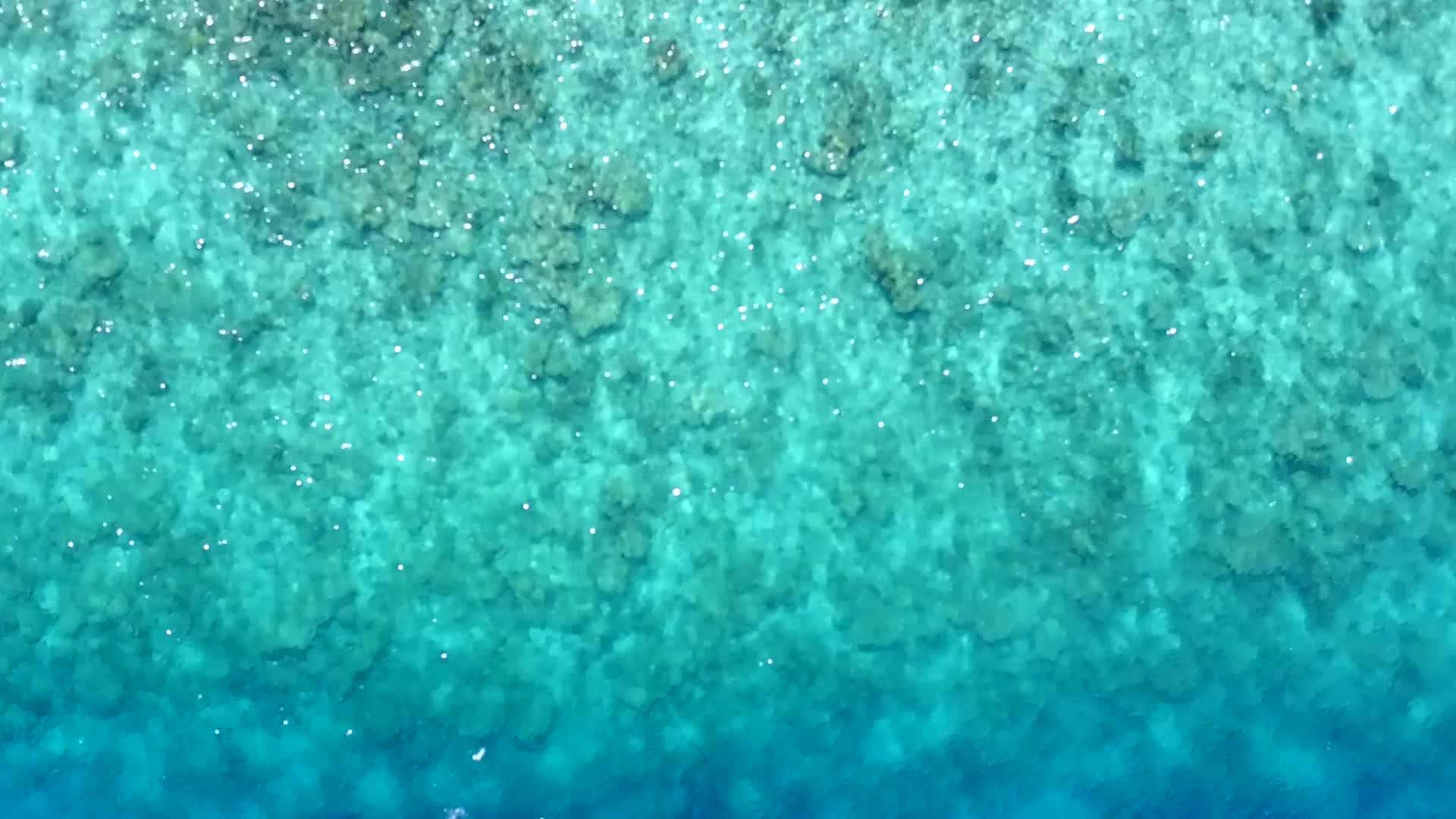 蓝水以白沙为背景缓缓环礁湖海滩度假视频的预览图