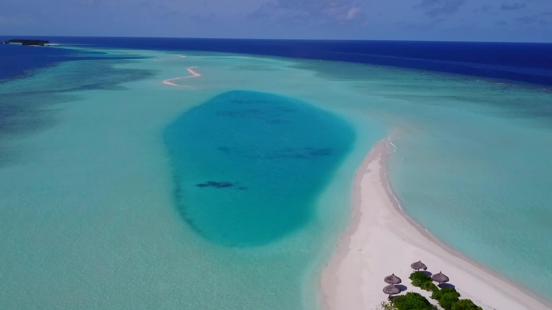 无人驾驶飞机在热带海以蓝海和白沙为背景无人驾驶飞机视频的预览图