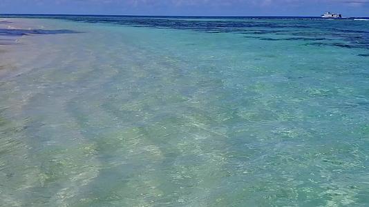 蓝色环礁湖和白色海滩背景旅游景点度假胜地视频的预览图