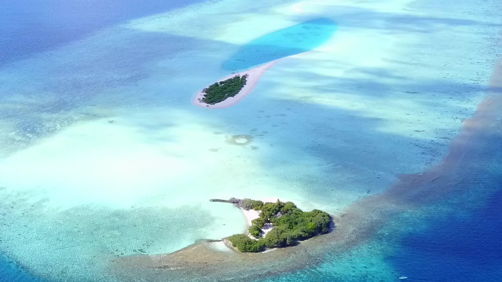 在热带岛屿海滩度假期间环礁湖由透明的白色沙滩背景组成视频的预览图