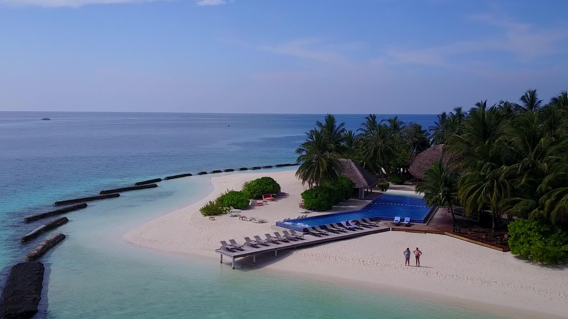 热带旅游海滩航次的热带无人驾驶飞机由白沙背景飞行视频的预览图