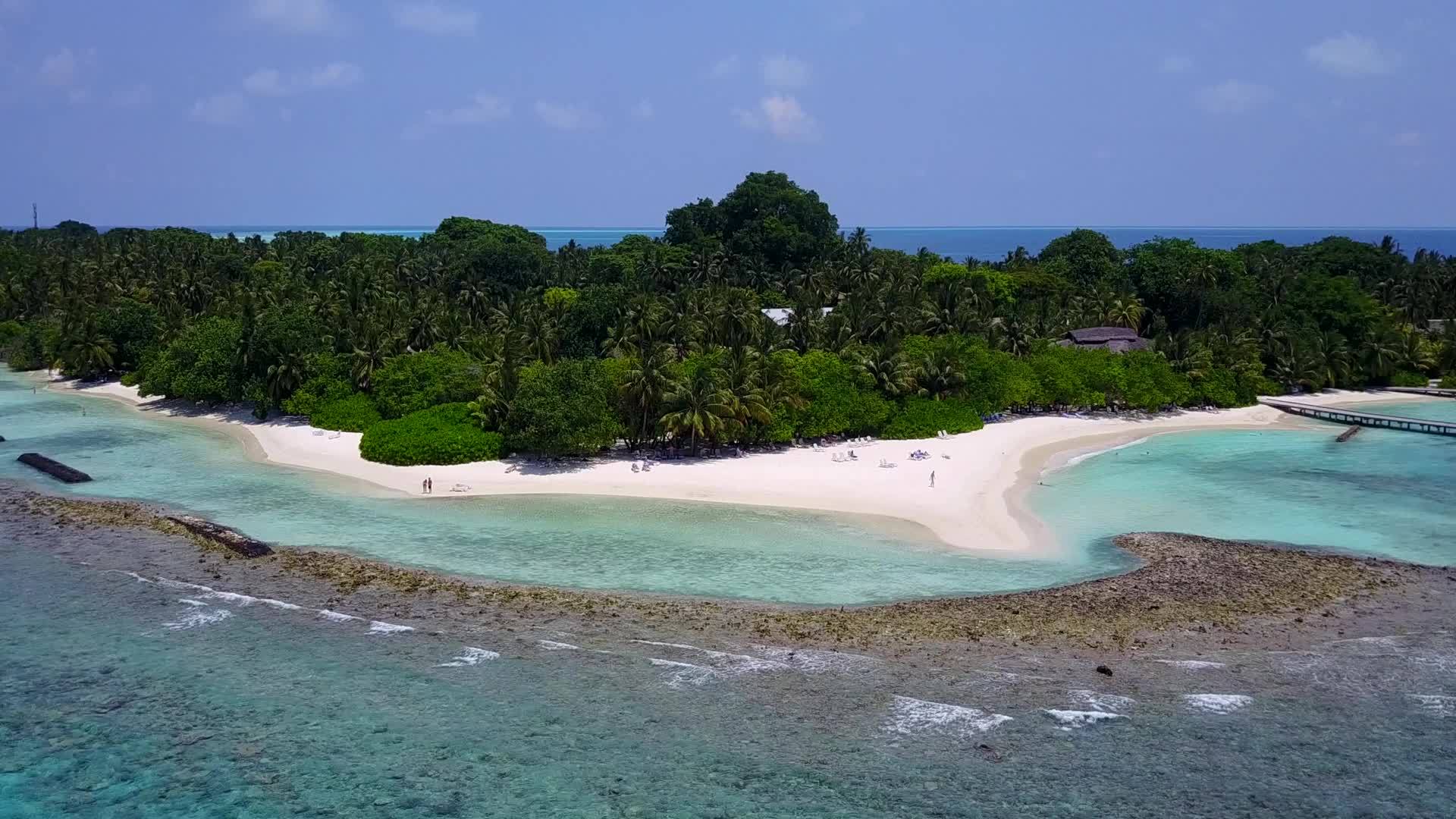 蓝色海岸海滩空中无人机旅游的清洁沙质背景视频的预览图