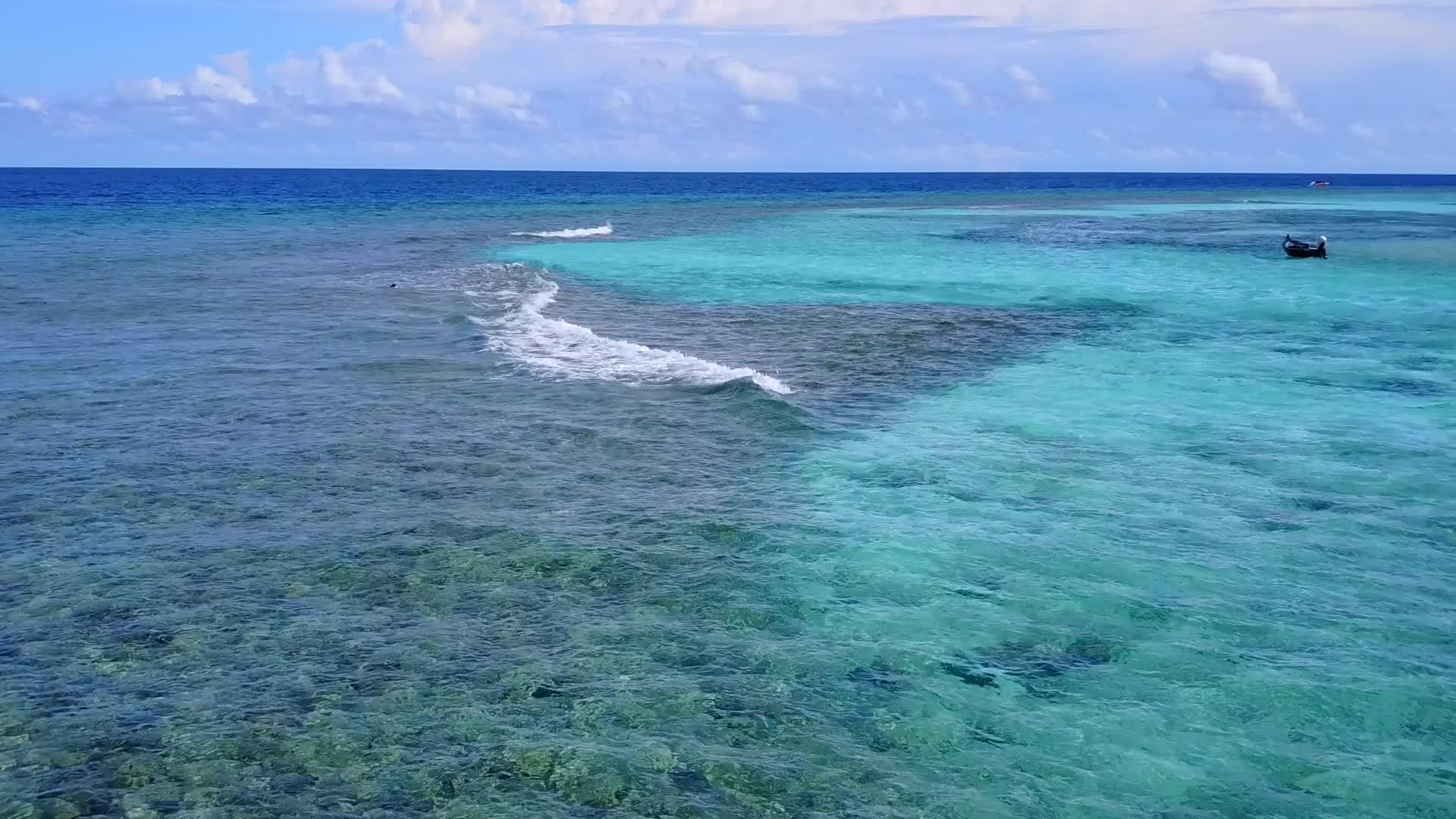 在海滩度假期间白沙背景的绿松石环礁湖使用无人驾驶空气视频的预览图