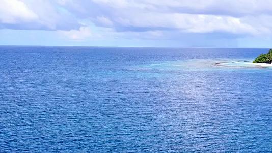 空中无人驾驶飞机在蓝色绿色海洋和白色沙子的蓝色绿色海洋上拍摄视频的预览图