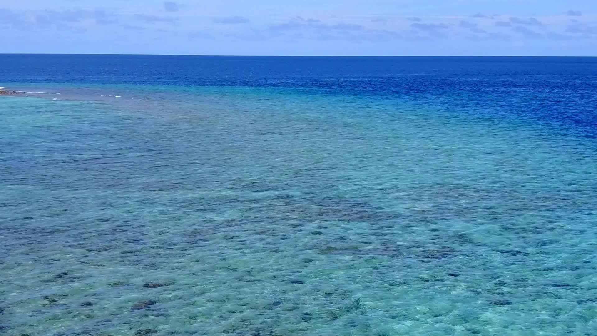 豪华海岛海滩无人机在透明水和明亮沙子的背景下全景视频的预览图